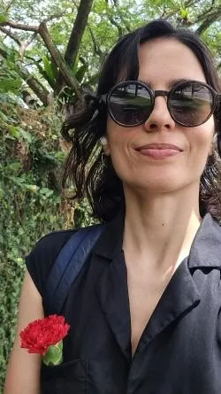 Liliana with sunglasses and red carnation